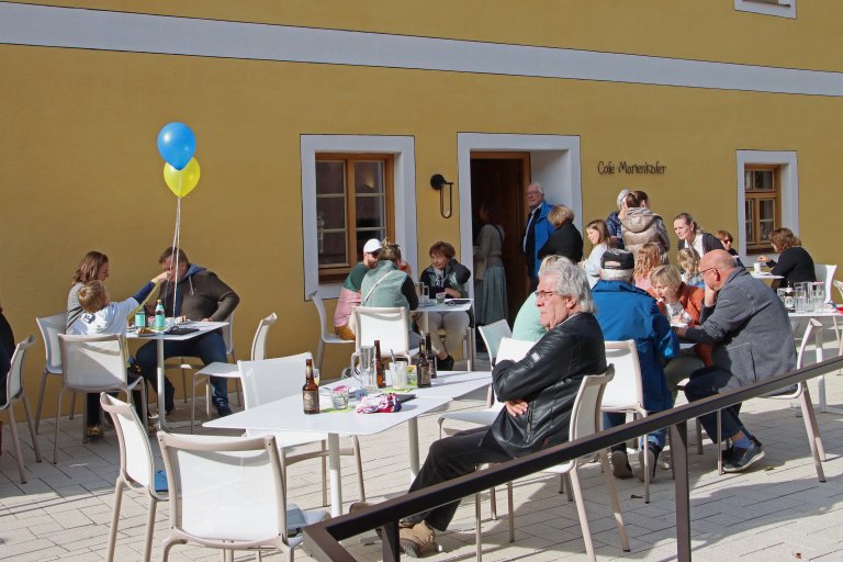 NOS-Einweihung 29.09.2024 - gemütliche Stimmung vor dem Café Mariekäfer
