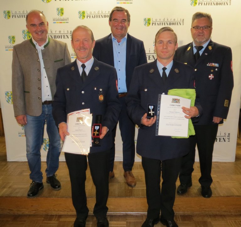 FFW Winden 2021 mit 40 Jahre Bayerl - 25 Jahre Schuster.JPG