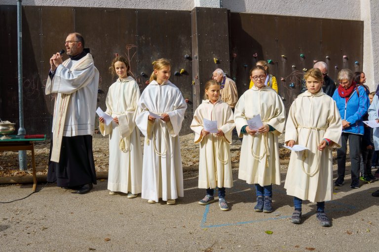 Flexi Auftaktfest - Pater Benedikt und Ministranten - Foto Nico Deskau