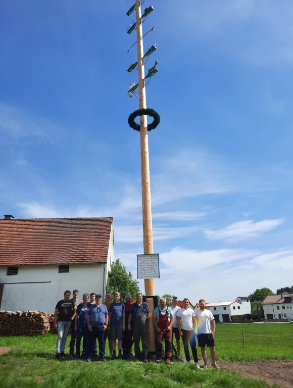 Maibaum Kreutenbach 2024 - Helfer am Maibaum Maibaum Kreutenbach 2024 - Helfer am Maibaum
