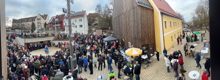 Faschingstreiben Panorama am Faschingssamstag 07.02.2026 an der Neuen Ortsmitte - Bild von Elisabeth Kreitmeyer